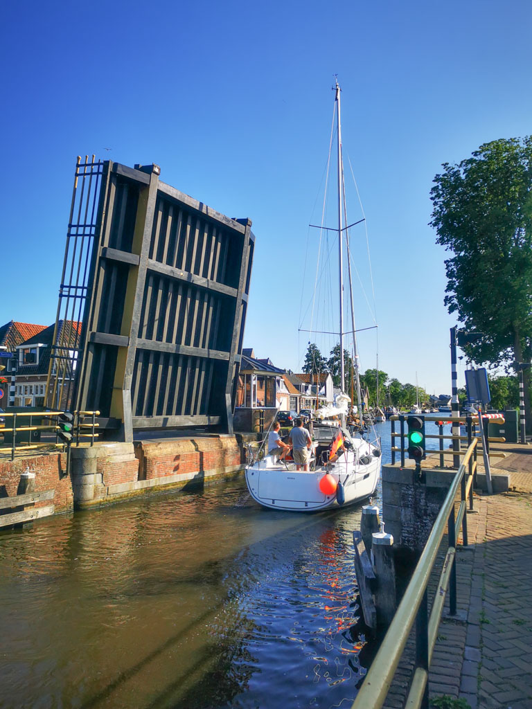 Höhere Boote brauchen manchmal einen Brückenwärter, um ins Ijsselmeer zu kommen. © Günter Nebl