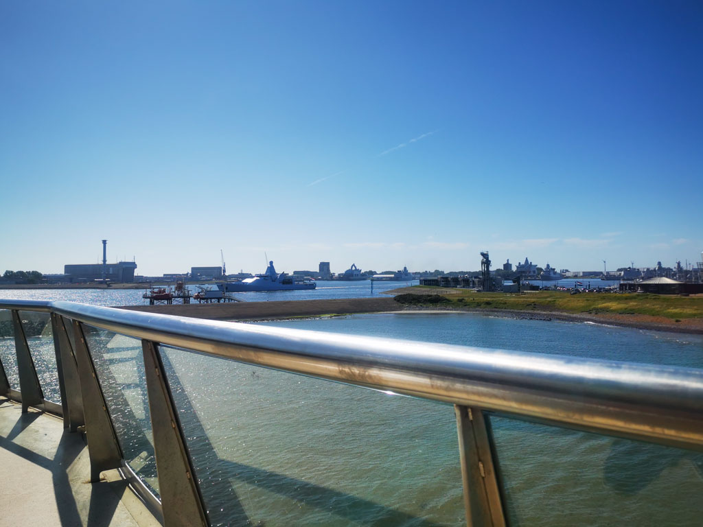 Blick auf die Marinebasis im Hafen von Den Helder mit Fregatten, Patrouillenbooten und Versorgungsschiffen, Minenjägern und U-Booten. © Günter Nebl