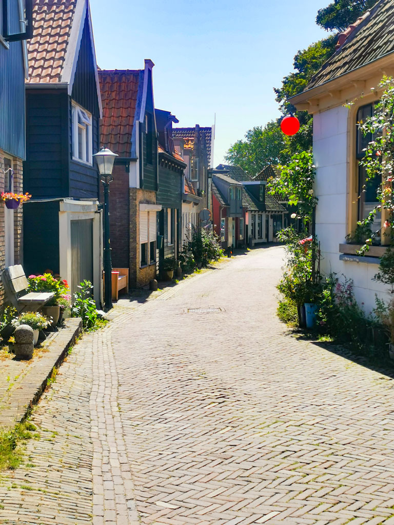 Die Straßen von Den Burg auf Texel sind mit vielen Blumen dekoriert. © Günter Nebl