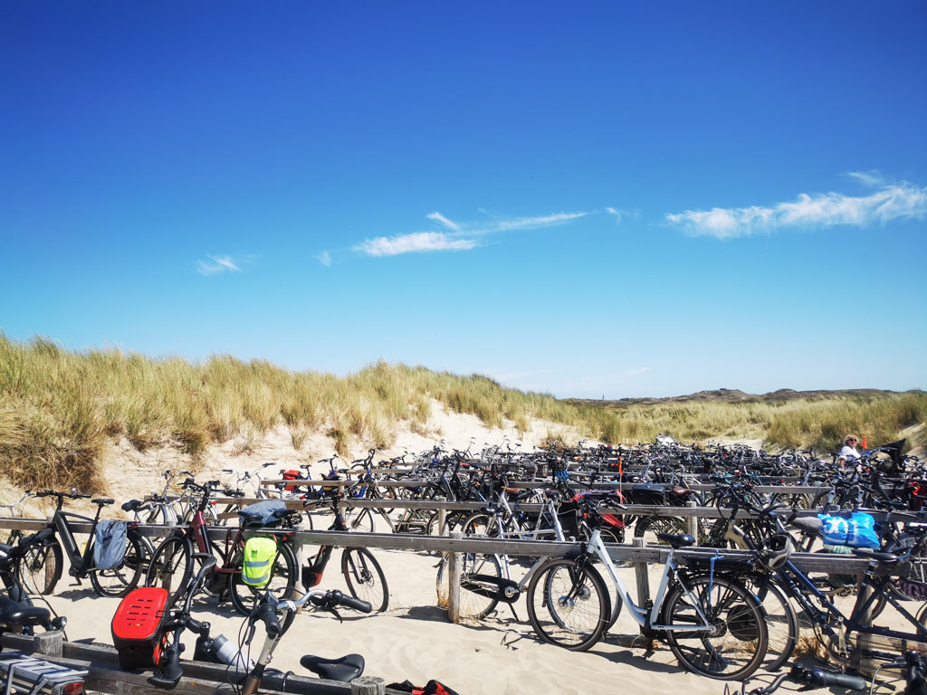 Wenig Autos, viele Räder heißt es auch an den Parkplätzen bei den verschiedenen Strandzugängen durch die Dünen. © Günter Nebl