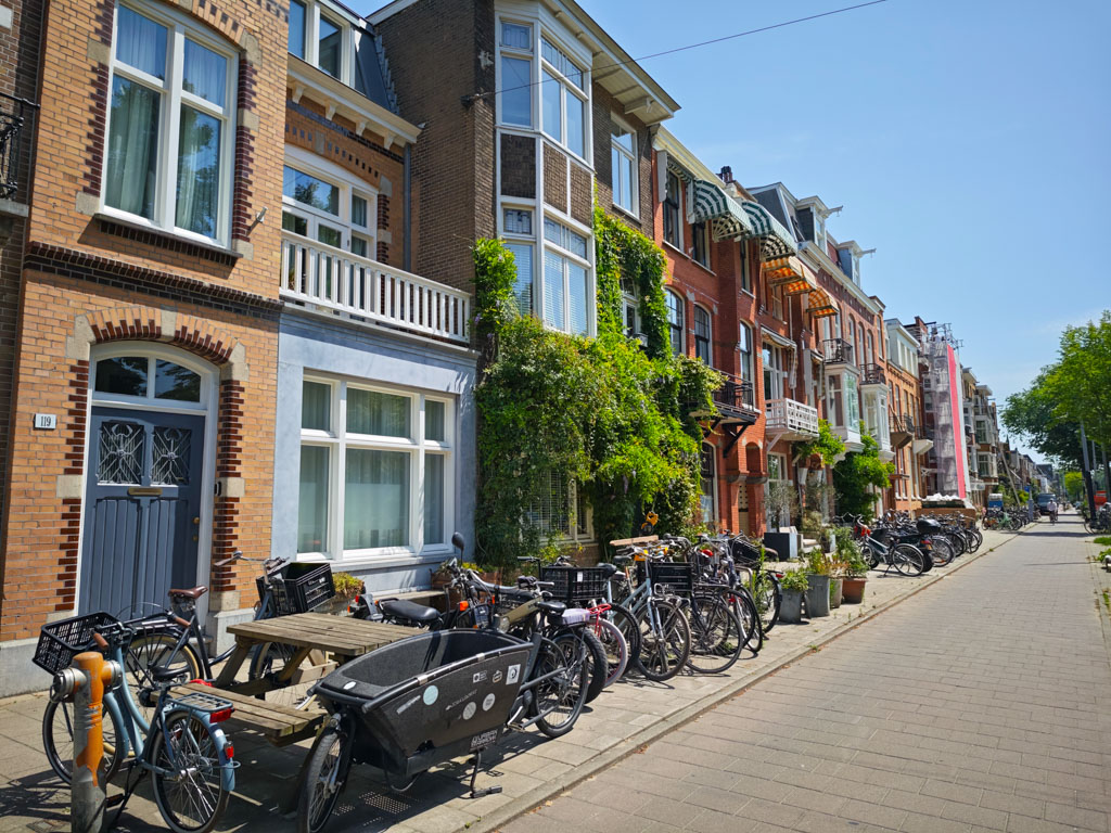 Eine ruhige Gasse, wo die Räder mal stillstehen. Hier findet Charlie ihre Omi schließlich. © Günter Nebl
