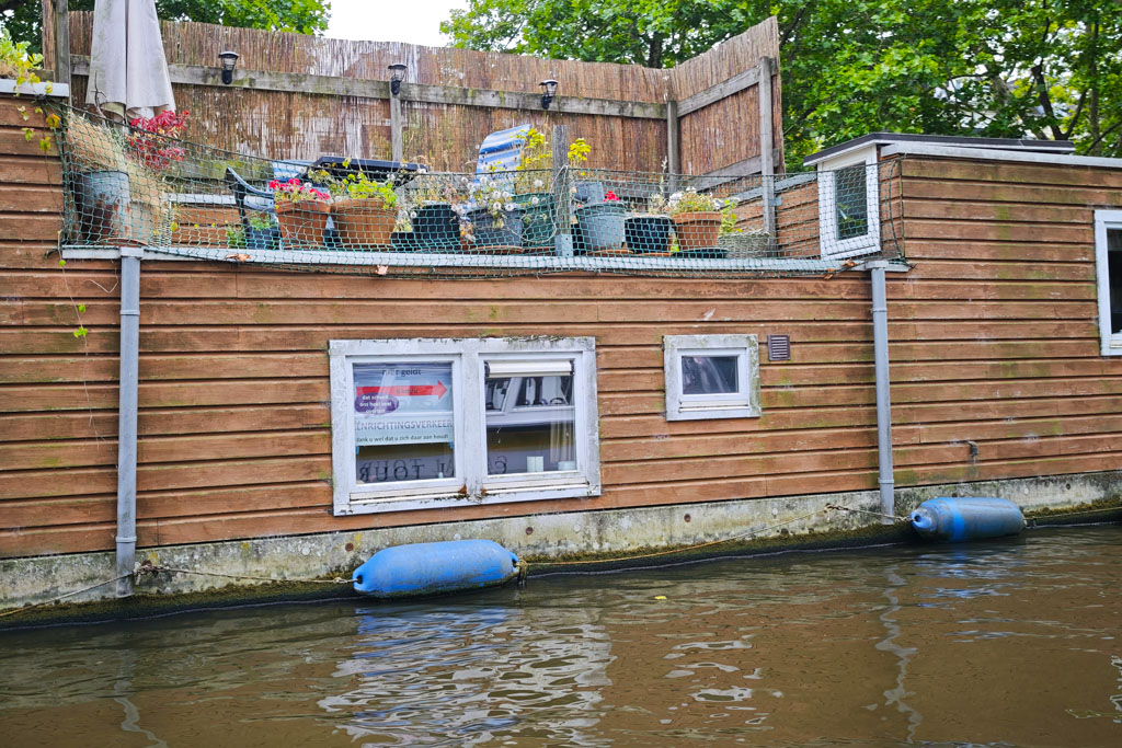 Hausboote aller Art – eine tolle Wohnalternative (ohne die neugierigen Augen rundherum). © Günter Nebl