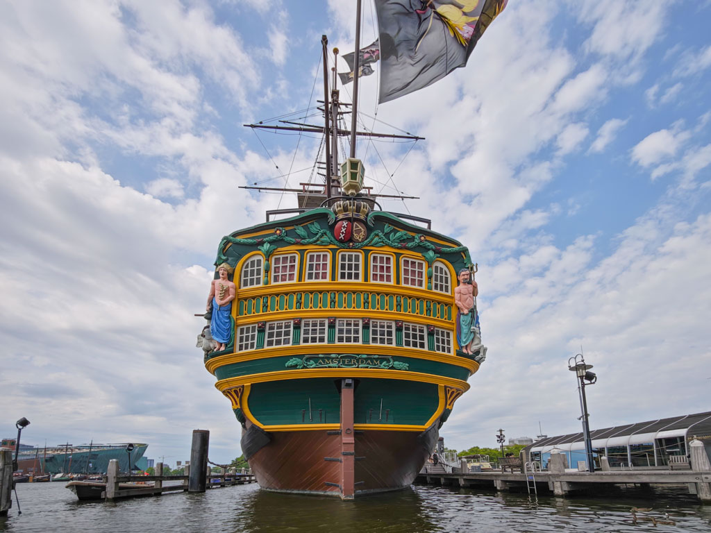 Eine Replik der „Amsterdam“, die auf ihrer ersten Reise nach dem Start von Texel strandete. © Günter Nebl